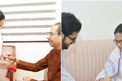 Mamata Banerjee Ties Rakhi to Uddhav Thackeray, Aaditya at Their Mumbai Residence