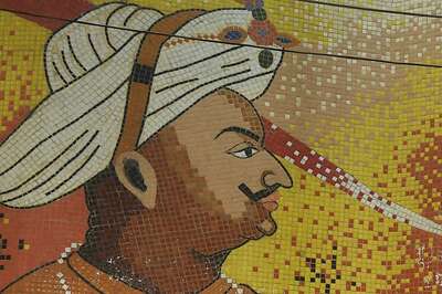 Karnataka: Garland of Footwear on Tipu Sultan’s Portrait Triggers Protests in Raichur