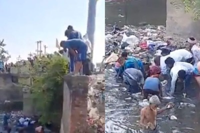 Viral Video Shows People Jumping Into Drain In Bihar to Collect Bundles of Currency Notes