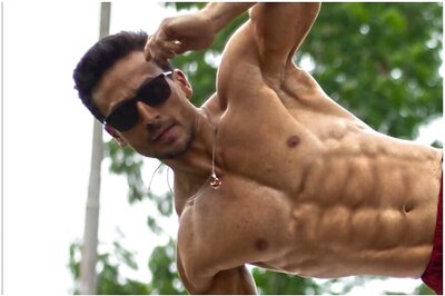 Tiger Shroff Shows Off Insane Abs in New Pic, Ranveer Singh Comments 'Ten is the New Six'