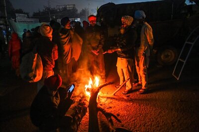 With Bonfire and Camaraderie, Protesting Farmers Welcome 2021 at Singhu Border