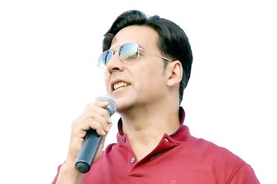 Snapshot: Is Akshay Kumar copying Dev Anand's style?