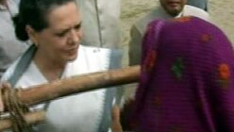 Sonia shakes a leg at Surajkund fair