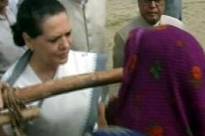 Sonia shakes a leg at Surajkund fair