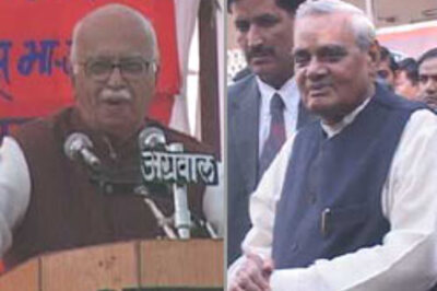 Advani, Vajpayee sing different tunes