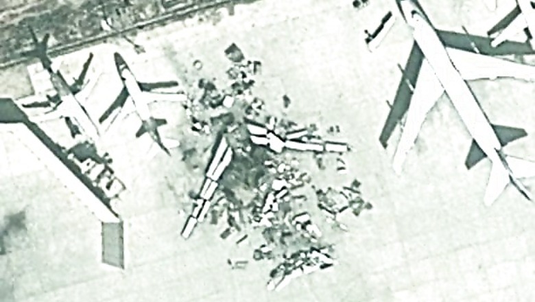 Do these Google Maps satellite images actually show a plane blown up to pieces at Karachi Airport?