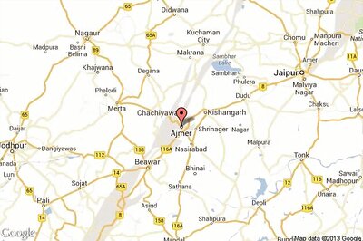 Alva offers 'chadar' at Khwaja's tomb in Ajmer Dargah