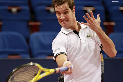 Gasquet wins but bumps into Federer in Paris