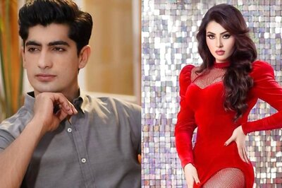 Pak Bowler Naseem Shah Proposes to Urvashi Rautela in Viral Video, Says 'Dulhan Ready...'