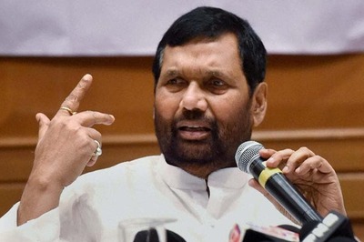 Paswan's Estranged Daughter Slams Him for 'Angootha Chhap' Jibe