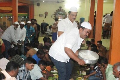 Muslim Community Distribute Food, Puja Supplies to Devotees of Lord Ayyappa in Tamil Nadu
