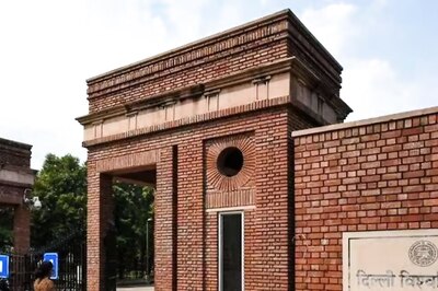 DUSU Polls: Women Voters Seek Increased Security During College Fests, Menstrual Leaves