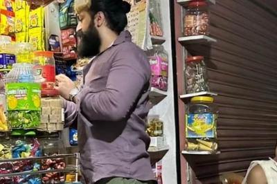 In Pics: KGF Star Yash Buys Ice Candy For Wife Radhika Pandit From Local Store