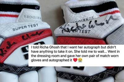 Indian Wicketkeeper Richa Ghosh Gives Autograph to Fan On Her Gloves, Desis Laud Her Gesture