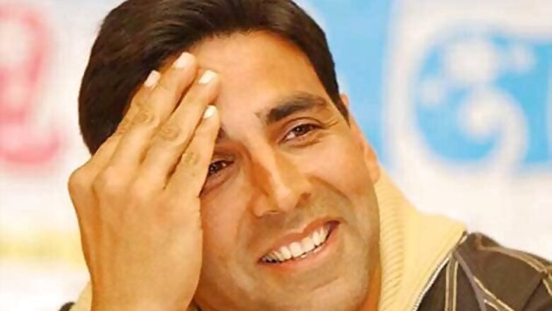 Akshay Kumar croons at Hockey India League match