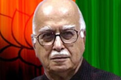 Advani congratulates Anand on chess feat