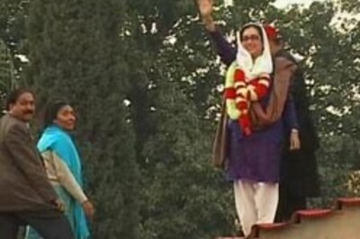 Pak court indicts five over Bhutto assassination