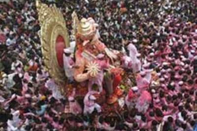 In Pics: Mumbaikars give Ganesh a grand farewell