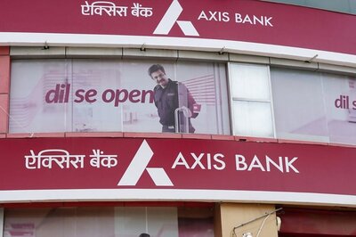 Axis Bank Declines 3% as Non-Retail Investors Start Bidding for Govt Stake; Know Details