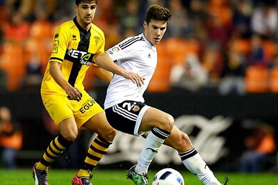 Valencia win under Neville, advance in Copa del Rey