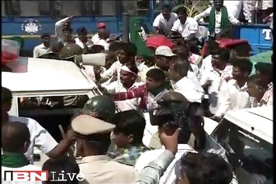 Farmers from drought-hit areas storm Bengaluru, bring city to a standstill