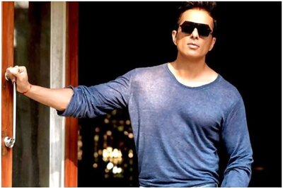 Fan Compares Sonu Sood to Amitabh Bachchan for Helping Migrants, Actor Has the Humblest Response