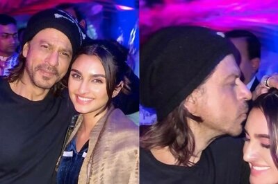 Shah Rukh Khan Kisses Jaaved Jaaferi's Daughter On Forehead, Heartwarming Photo Goes Viral