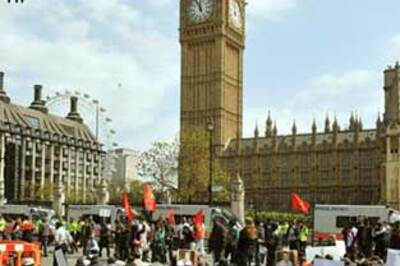 Tamilian protestors scale Westminster Abbey; arrested
