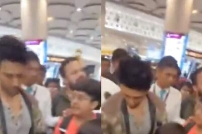 Kartik Aaryan Spotted Giving Autographs To Kids at Airport, Internet Melts; Video Goes Viral