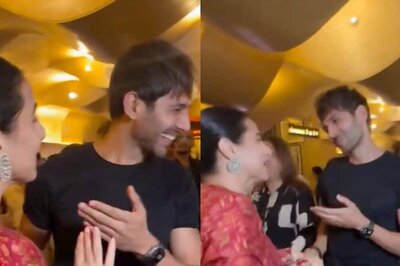 Vidya Balan Pinches Kartik Aaryan's Cheeks As He Tells Her 'Kya Lag Rahi Ho'; Video Goes Viral | Watch