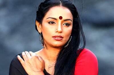 Kerala: Congress youth workers burns effigy of actress Shweta Menon