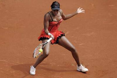 VWilliams crashes out, Henin edges past Sharapova