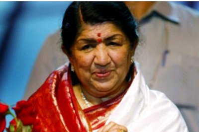 Asha Bhosle Visits Lata Mangeshkar In Hospital, Assures Fans Veteran Singer Is Stable