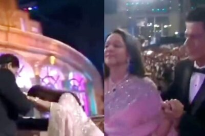 SRK Helping Hema Malini Get on Stage in Old Video Proves He’s a True Gentleman