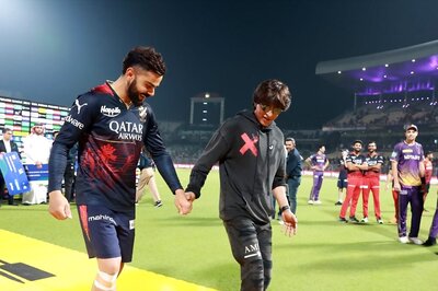WATCH: Shah Rukh Khan Gives Tight Hug to Virat Kohli, Teaches Him Jhoome Jo Pathaan Hook Step