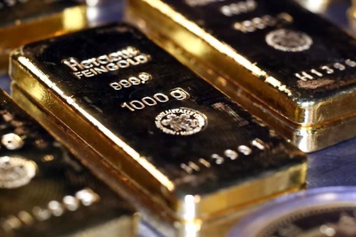 Gold Rises 1% as Weaker Dollar Bolsters Appeal amid Worries over Mounting Covid-19 Cases