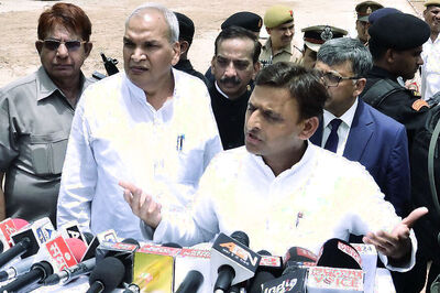SP Old Guard Meet Akhilesh Yadav, Bid to Defuse 'Explosive' Situation