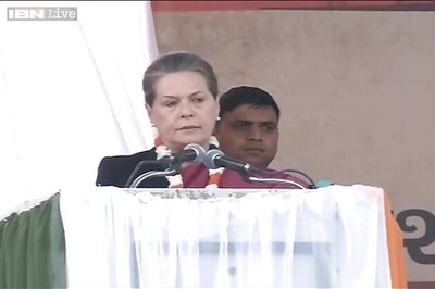 Delhi elections: Sonia Gandhi slams 'pracharak' Modi, 'dharnebaaj' Kejriwal