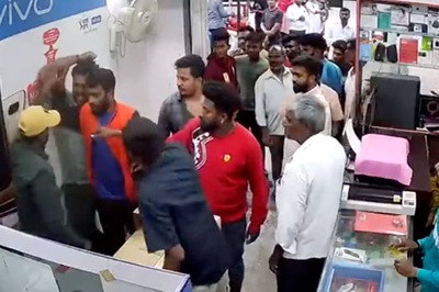 Bengaluru Store Staff Beaten By Goons in a Fight Over Mobile Charging Wire, Video Goes Viral