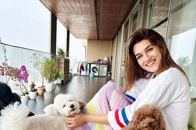 Kriti Sanon Looks Gorgeous As She Kick-starts Friday Morning on 'Paw-fect' Note; See Adorable Pic
