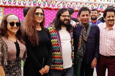 Neeti Mohan Says 'The World Is Here' As She Reaches Jamnagar With Udit Narayan, Sukhvinder Singh | Watch