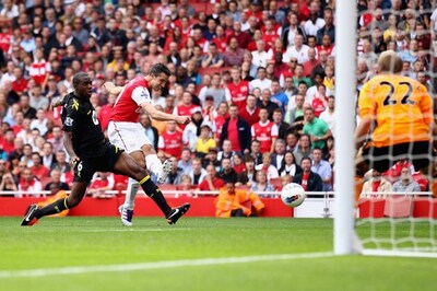 Van Persie scores twice in Arsenal's win