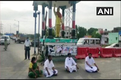 MGR's Statue in Puducherry Draped with Saffron Shawl, AIADMK MLAs Protest