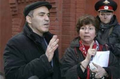 Police detain Kasparov in Moscow