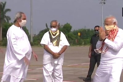 PM Modi Reaches Odisha to Review Cyclone Damage, Guv & CM Adhere to Social Distancing While Receiving Him