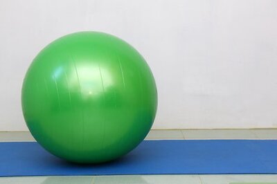 How to Work out Biceps With an Exercise Ball