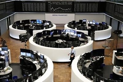 Stocks Fall On Tech Weakness, Dollar Gains