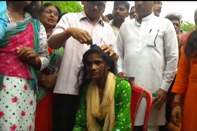 Pressing for Permanent Status, Hundreds of 'Shiksha Mitras' in UP Shave Off Their Heads