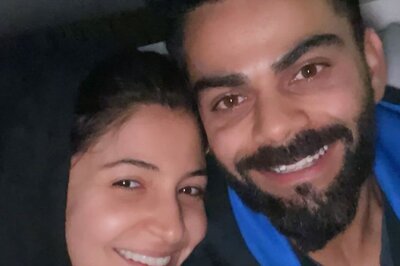 Anushka Sharma Gets Cosy With Virat Kohli for Mushy Pic, Asks 'Who Goes to Bed at 9:30?'