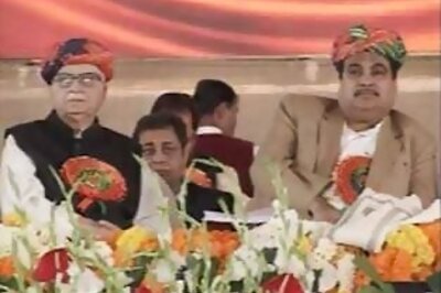 Advani endorses Gadkari, says he inspires cadre